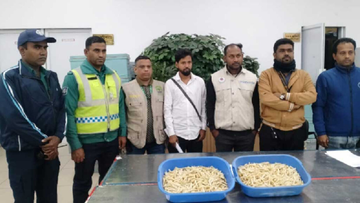 পাখির নখসহ আটক ভারতীয় যুবক