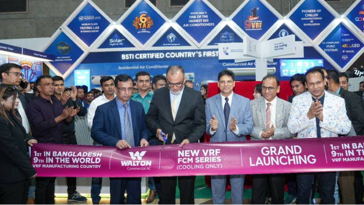 এটিএস এক্সপো’র সমাপনী দিনে ওয়ালটনের স্মার্ট রেফ্রিজারেটর স্টল পরিদর্শন করছেন বাণিজ্য এবং বস্ত্র ও পাট উপদেষ্টা সেখ বশির উদ্দিনসহ অন্য অতিথিবৃন্দ