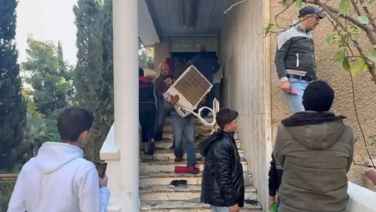 আসাদের বাসভন লুটপাটের চিত্র