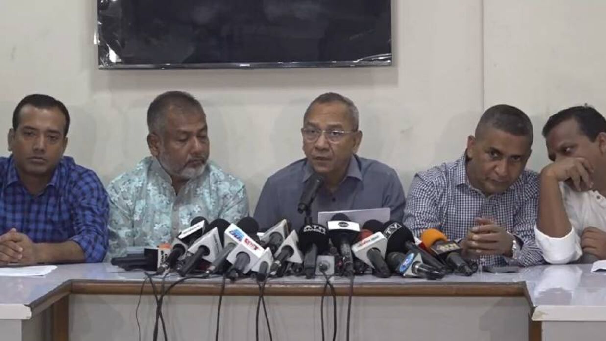 জরুরি সংবাদ সম্মেলনে কথা বলছেন যুবদলের সভাপতি মোনায়েম মুন্না