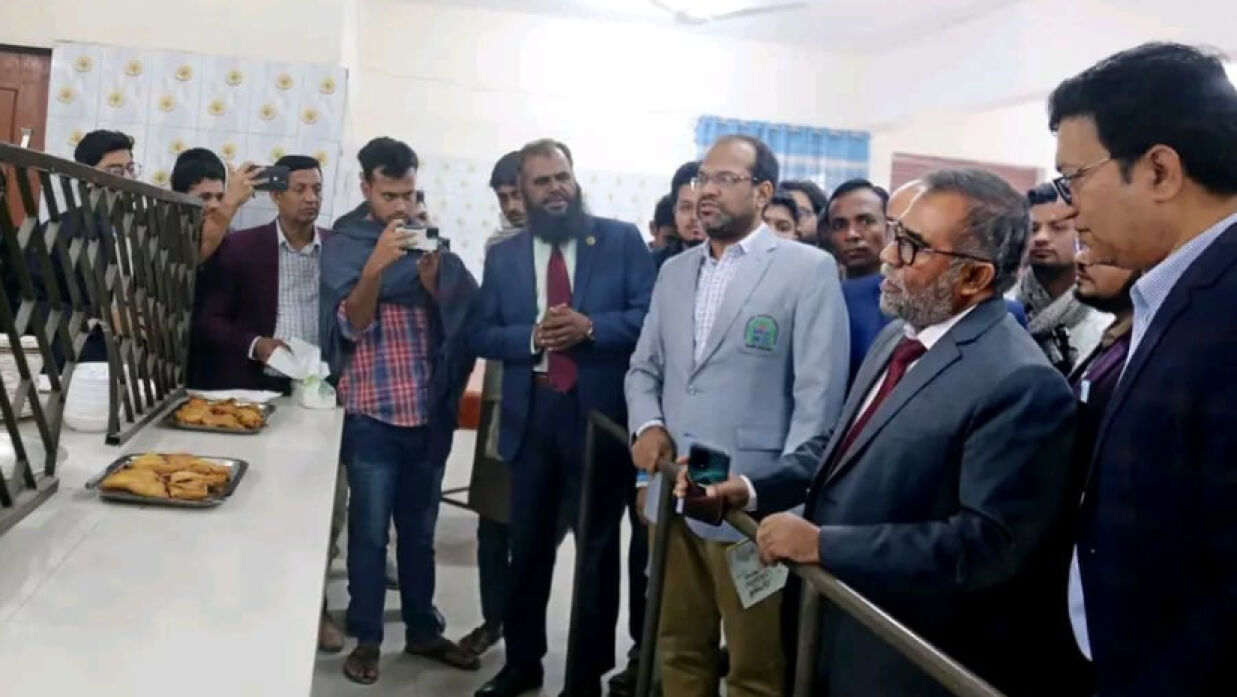 ইবির কেন্দ্রীয় ক্যাফেটেরিয়া পরিদর্শন করেন উপাচার্য ড. নকীব মোহাম্মদ নসরুল্লাহ