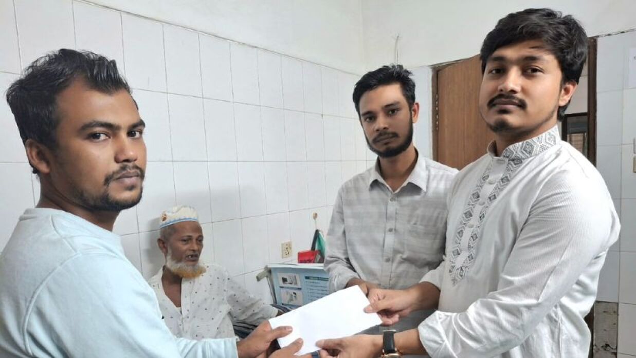 ঢাবি শাখা ছাত্রশিবিরের সাহিত্য, সংস্কৃতি ও প্রকাশনা সম্পাদক আর্থিক সহায়তা দেওয়ার সময়