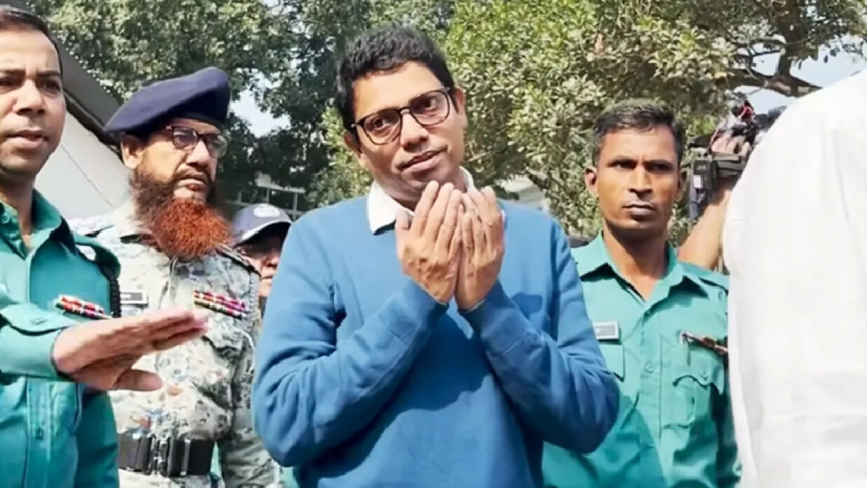 আদালতে হাই কমোড চাইলেন পলক