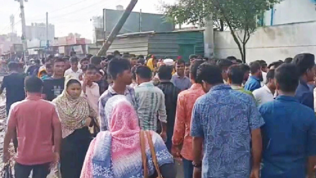 আন্দোলনের মুখে আশুলিয়ায় ২৫ কারখানায় সাধারণ ছুটি