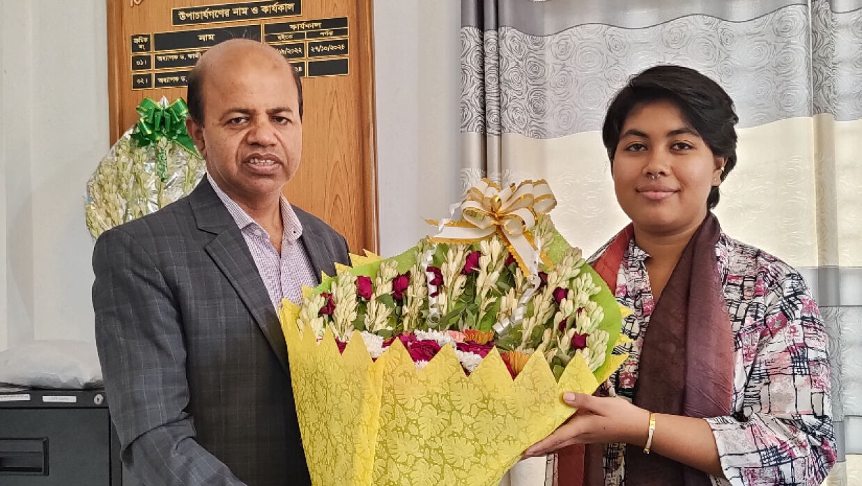 নাওমি নাওয়ারকে ফুলেল শুভেচ্ছা জানাচ্ছেন উপাচার্য