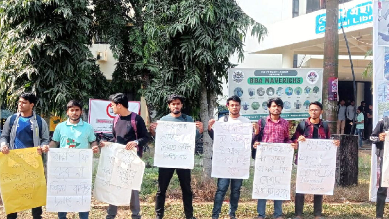 মানববন্ধন করছেন শাবিপ্রবি শিক্ষার্থীরা