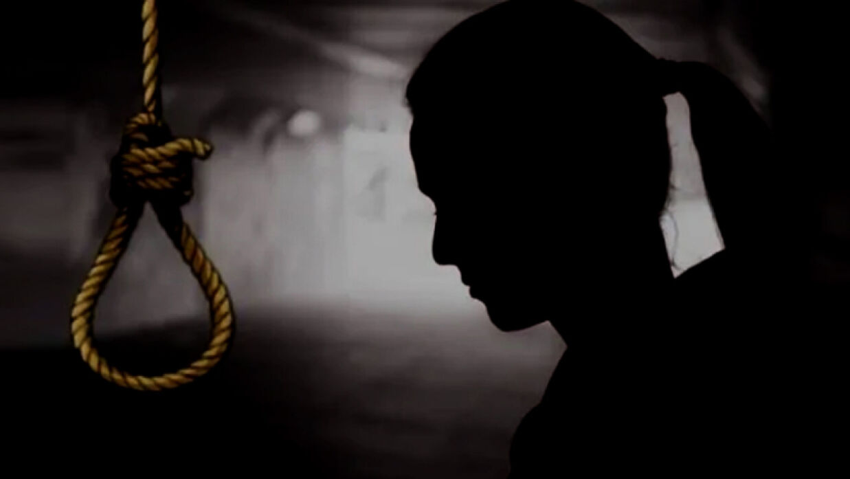 একই শাড়িতে ঝুলছিল স্বামী-স্ত্রীর মরদেহ