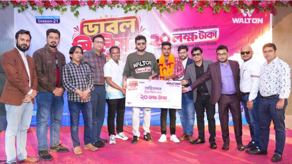 ফেনীর তারেক হোসেনের হাতে ২০ লাখ টাকার চেক তুলে দিচ্ছেন জনপ্রিয় চিত্রনায়ক আমিন খানসহ অতিথিবৃন্দ