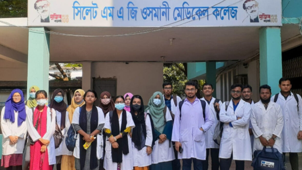 সিলেট এম এ জি ওসমানী মেডিকেল কলেজে সহপাঠীদের সঙ্গে সোয়েব সানিয়াদ খান তূর্য