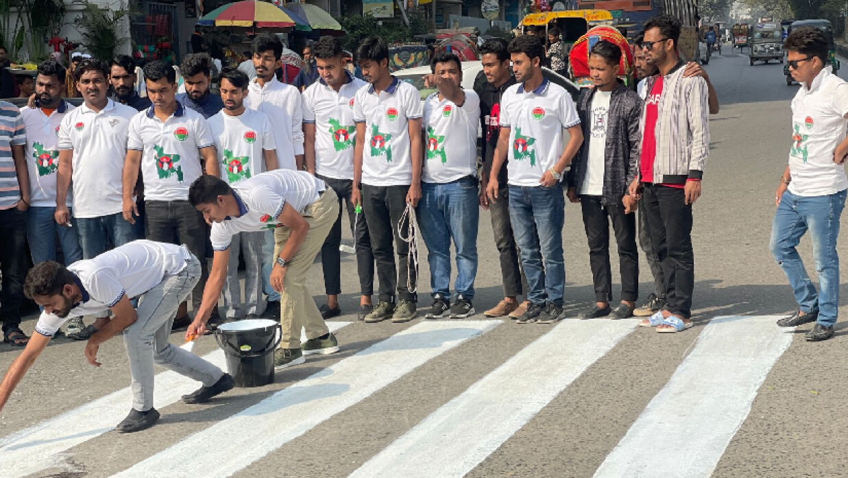 জেব্রা ক্রসিং রঙ করছে ছাত্রদল