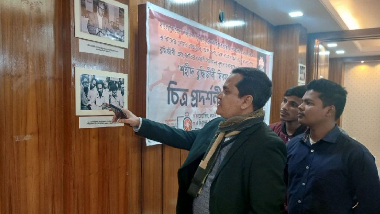 প্রদর্শনী ঘুরে দেখছেন ছাত্রকল্যাণ পরিচালক অধ্যাপক ড. রবিউল ইসলাম সহ শিক্ষার্থীরা