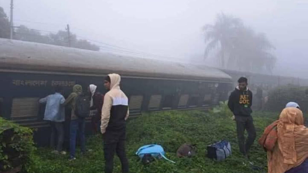 ময়মনসিংহে কমিউটার ট্রেন লাইনচ্যুত, চলাচল বন্ধ