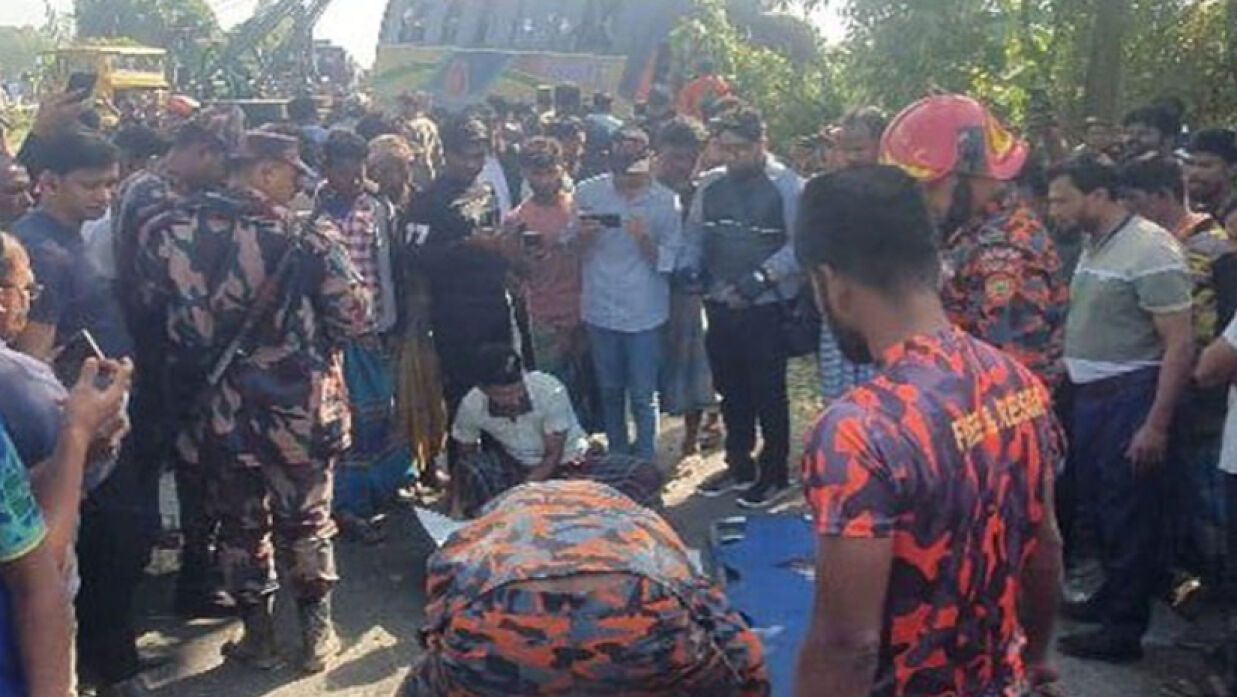 বাস গাছের সঙ্গে ধাক্কা লেগে তিনজন নিহত হয়েছেন
