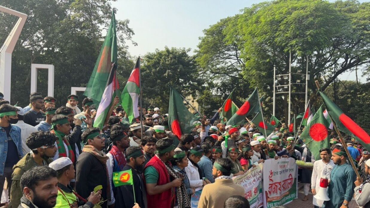 কেন্দ্রীয় শহীদ মিনারে রাজধানীর বিভিন্ন স্থান থেকে জড়ো হচ্ছেন ছাত্র-জনতা