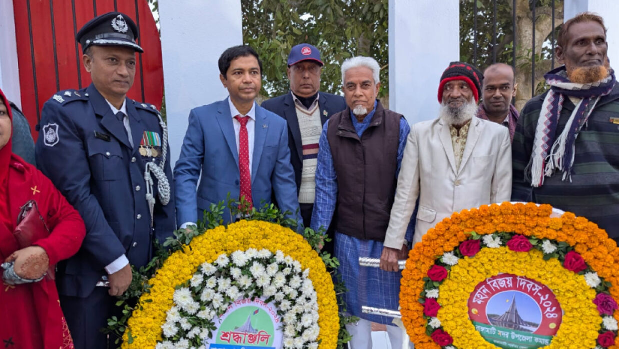 বিজয় দিবস উপলক্ষে রাঙ্গামাটি কেন্দ্রীয় শহীদ মিনারে পুষ্পস্তবক অর্পণ করা হয়