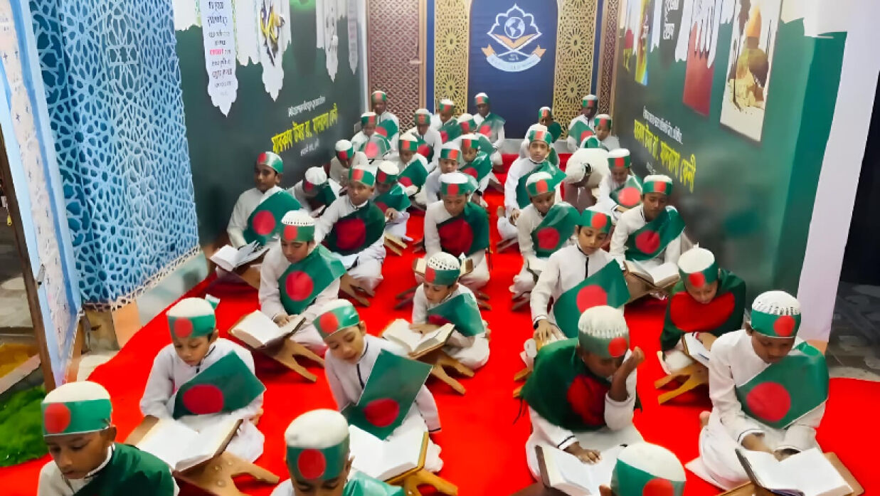 বুকে বাংলা দেশের পতাকা বেঁধে কোরআন খতম করেছে মাদ্রাসা শিক্ষার্থীরা
