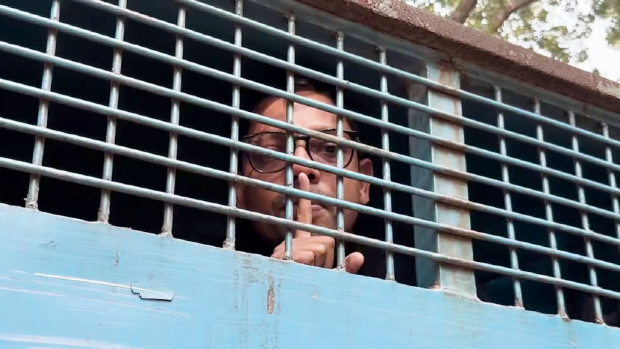 প্রিজনভ‍্যানে জুনাইদ আহমেদ পলক