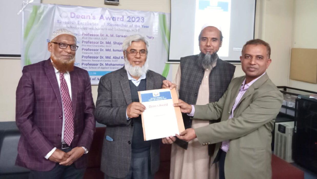 ড. ওয়াহিদুজ্জামানের হাতে রিসার্চার অব দ্য ইয়ার সার্টিফিকেট তুলে দেন উপ-উপাচার্য