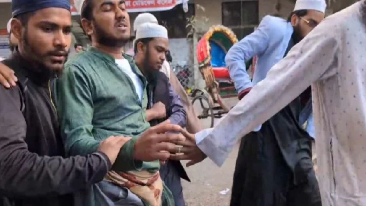 সাদপন্থি এক ব্যক্তিকে জোর করে নিয়ে যাওয়া হচ্ছে