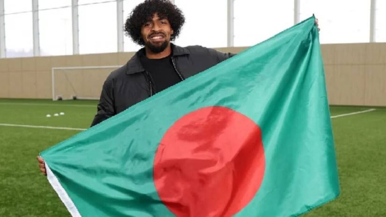বাংলাদেশ জাতীয় দলের পতাকা হাতে হামজা