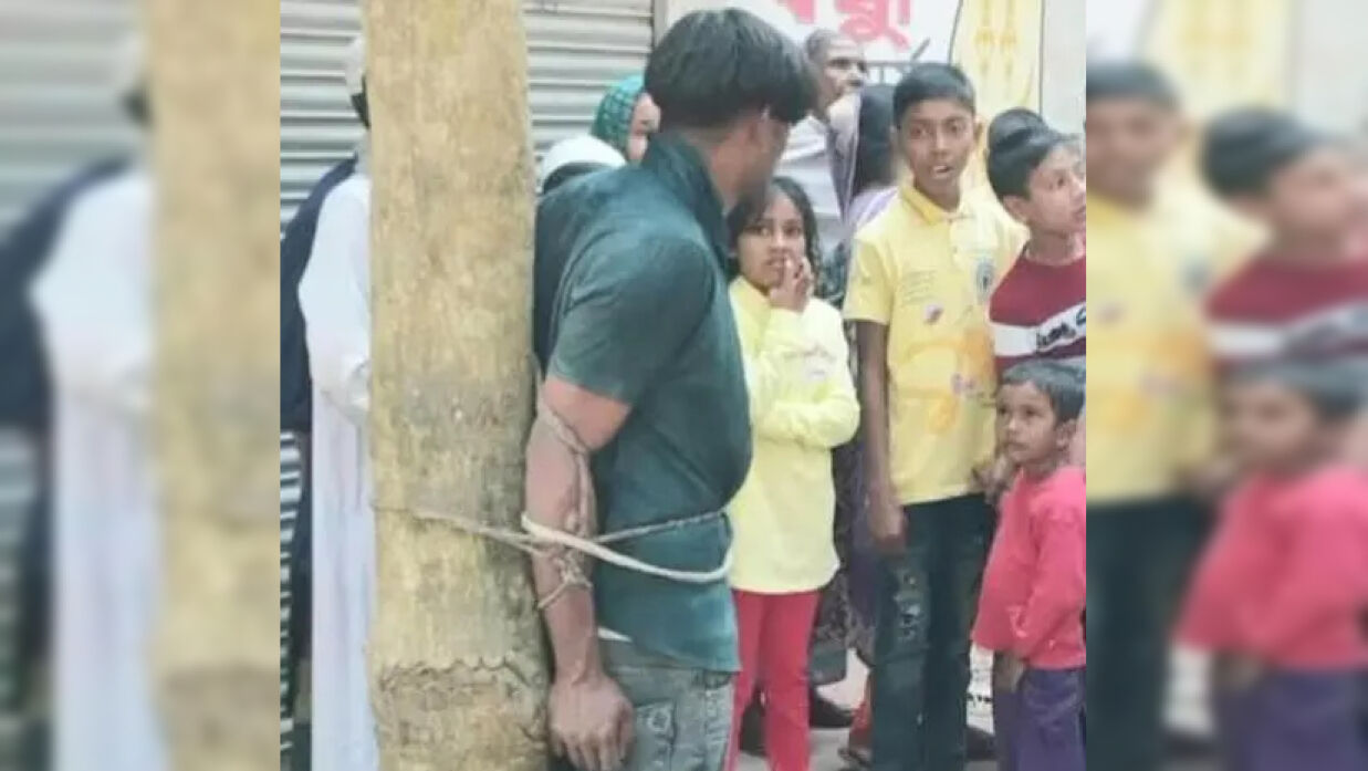 ছাত্রলীগ নেতাকে আটকের পর গাছের সঙ্গে বাঁধে স্থানীয়রা।