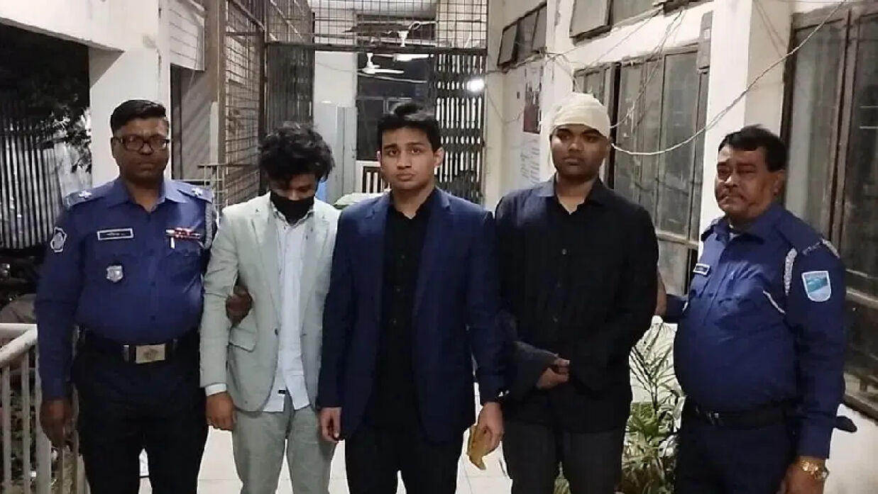 গ্রেপ্তার তিন আসামিকে শুক্রবার সন্ধ্যায় নারায়ণগঞ্জ আদালতে হাজির করে পুলিশ