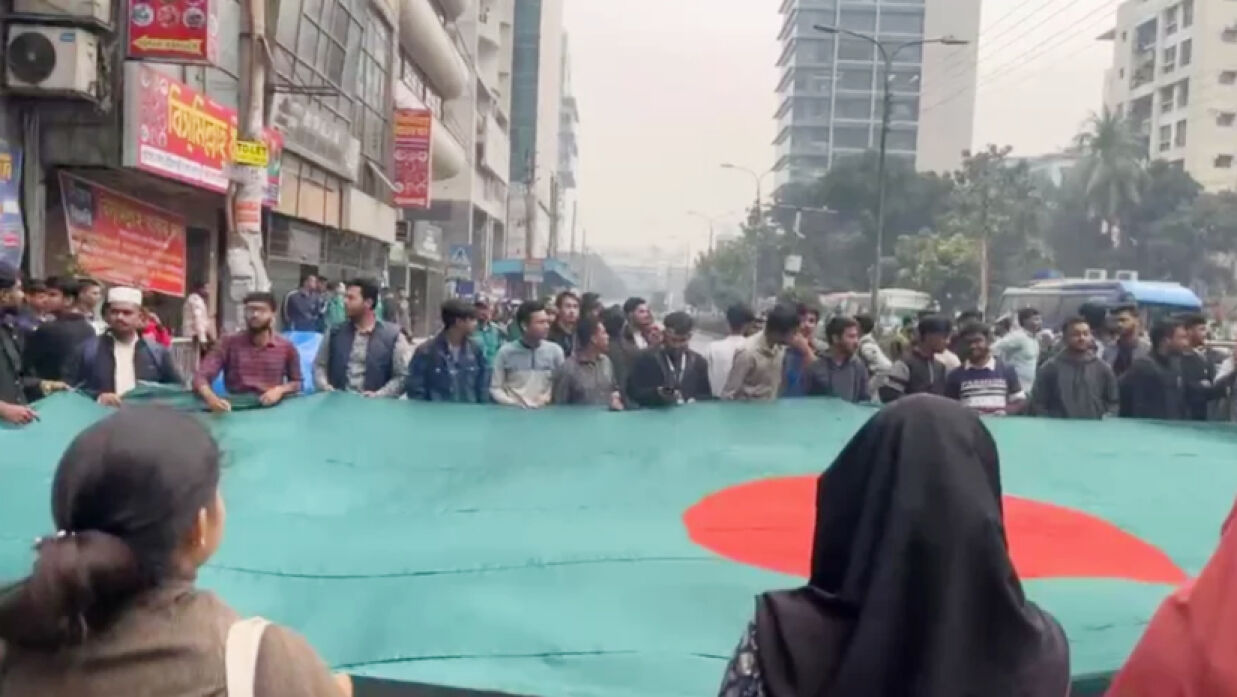 শিক্ষার্থীদের সড়ক অবরোধ