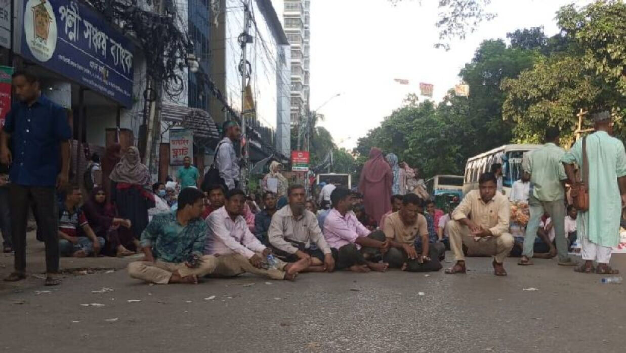 সম্প্রতি এনটিআরসিএ’র কার্যালয় অবরুদ্ধ করেন ১-১২তম নিবন্ধনধারীরা