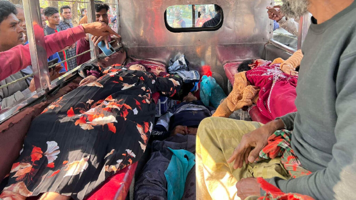 বাস-মোটরসাইকেল সংঘর্ষে নিহত ৩