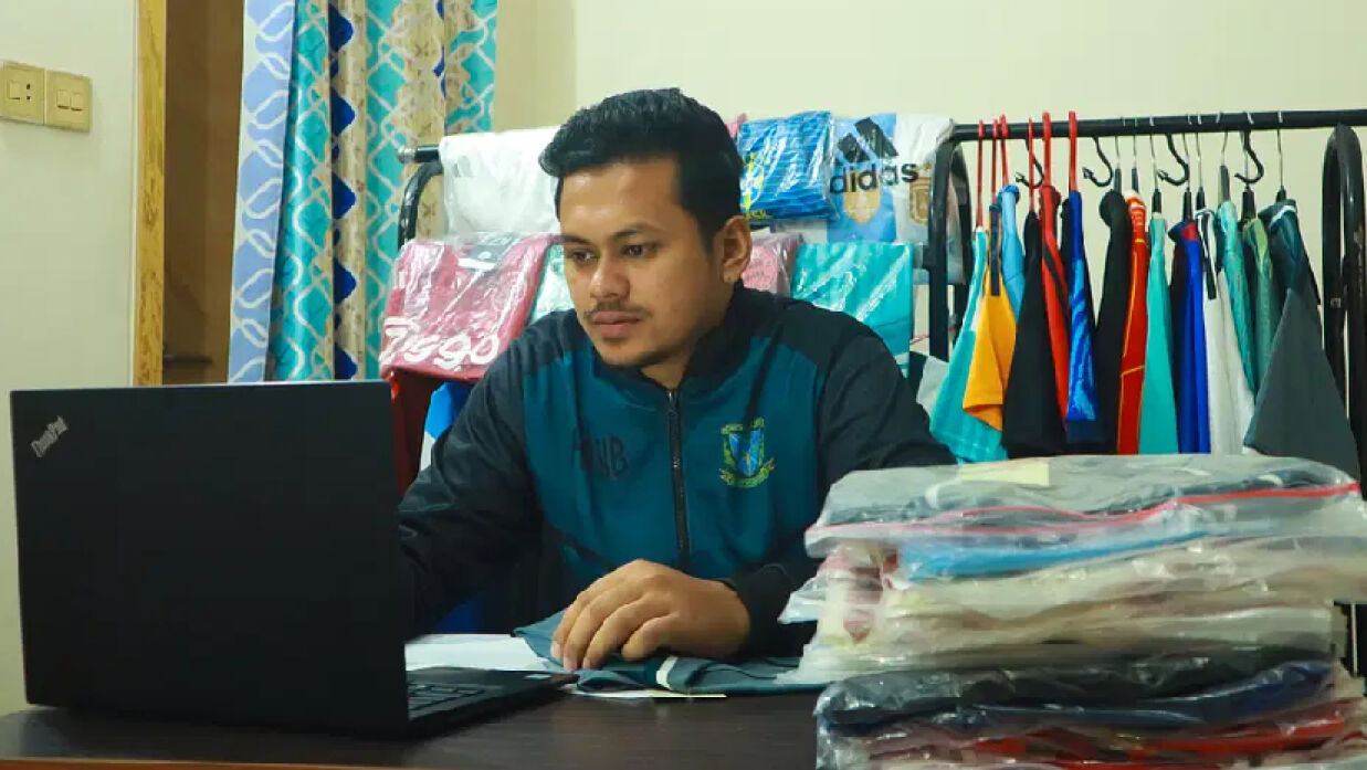 হলের টুর্নামেন্টে জার্সি সরবরাহ করে ক্যাম্পাসে জনপ্রিয়তা পান হাসিবুর