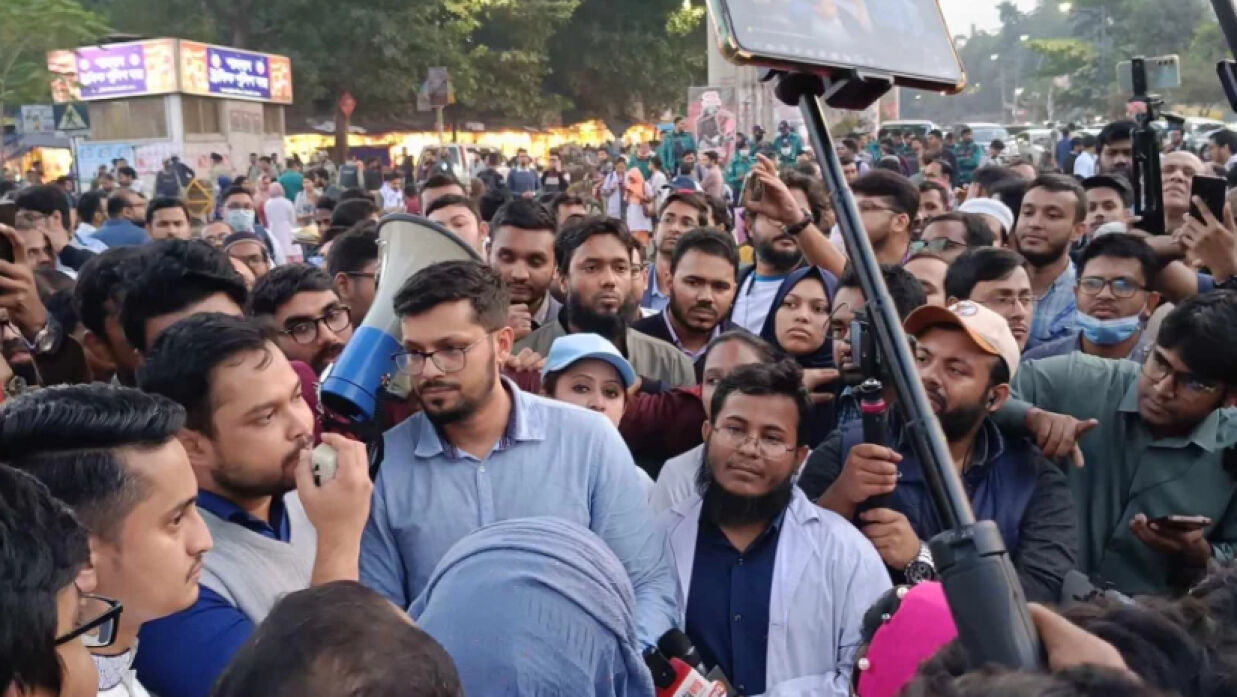 আন্দোলনকারী পোস্টগ্রাজুয়েট ট্রেইনি চিকিৎসকরা