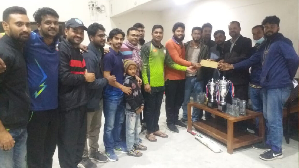ইনডোর ক্রিকেট প্রতিযোগিতায় চ্যাম্পিয়ন দল ‘জাস্ট অ্যালামনাই’