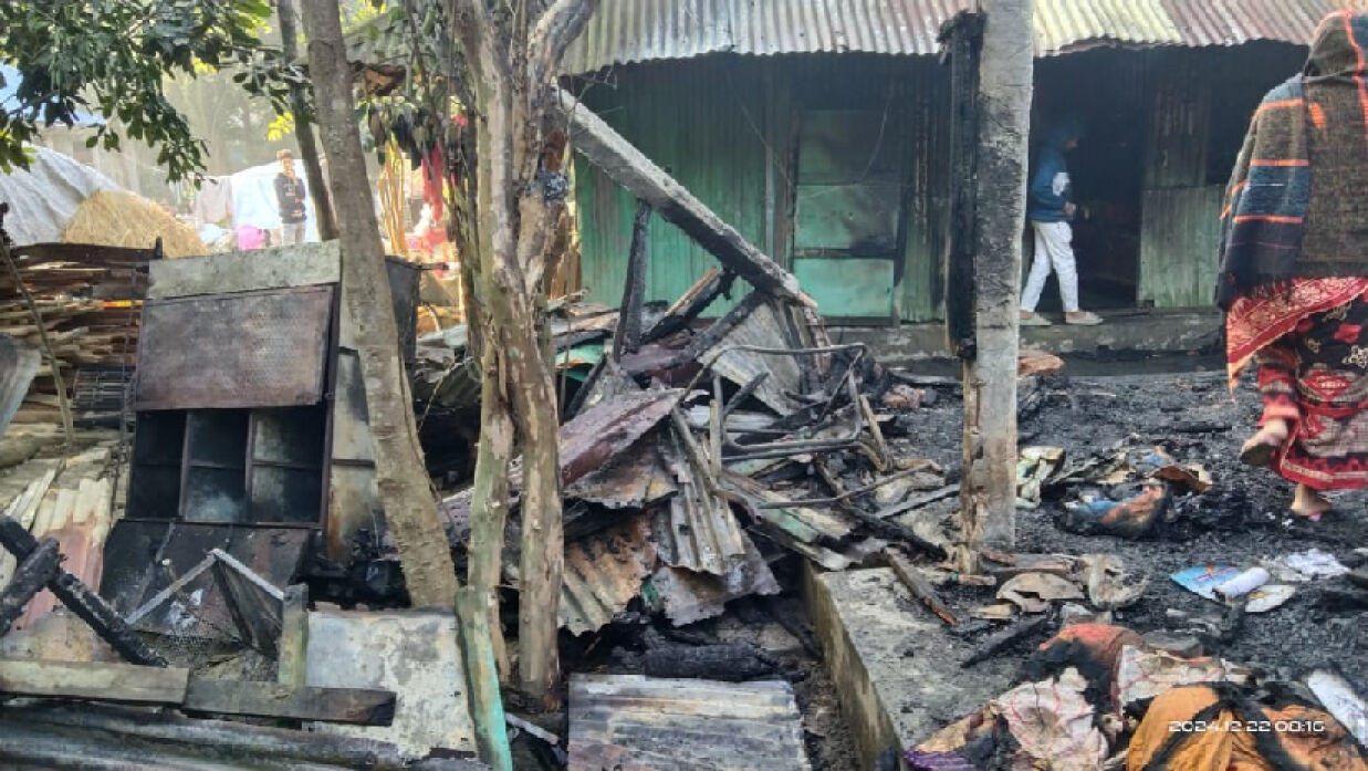 আব্দুর রশিদের পুড়ে যাওয়া ঘর