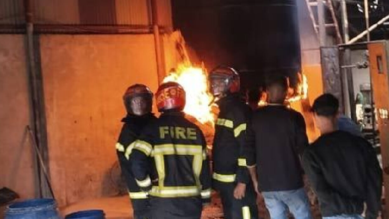 নারায়ণগঞ্জে ডাইং কারখানার আগুন