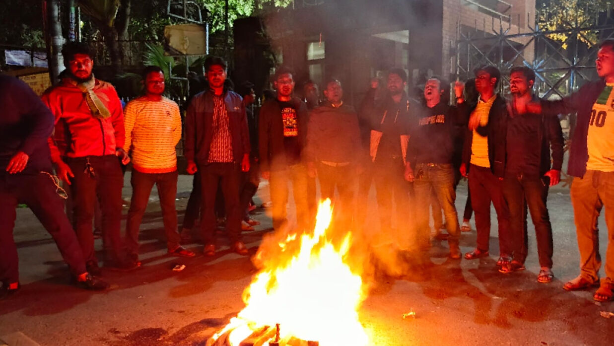 আগুনে জ্বালিয়ে বিক্ষোভ