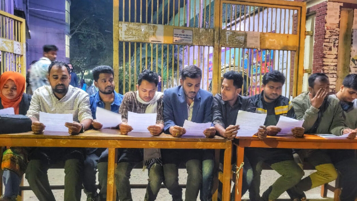 সংবাদ সম্মেলন করেছেন পদবঞ্চিত নেতাকর্মীরা