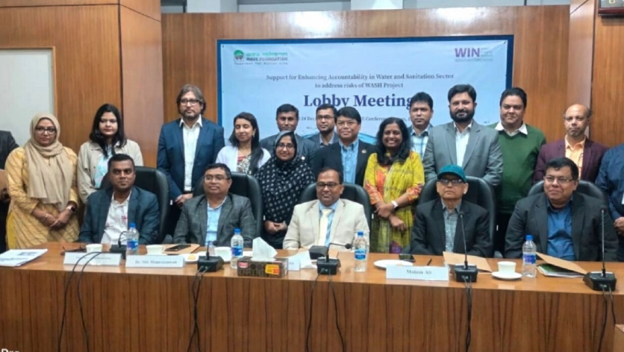 লবি সভায় অতিথিদের সঙ্গে অংশগ্রহণকারীরা।