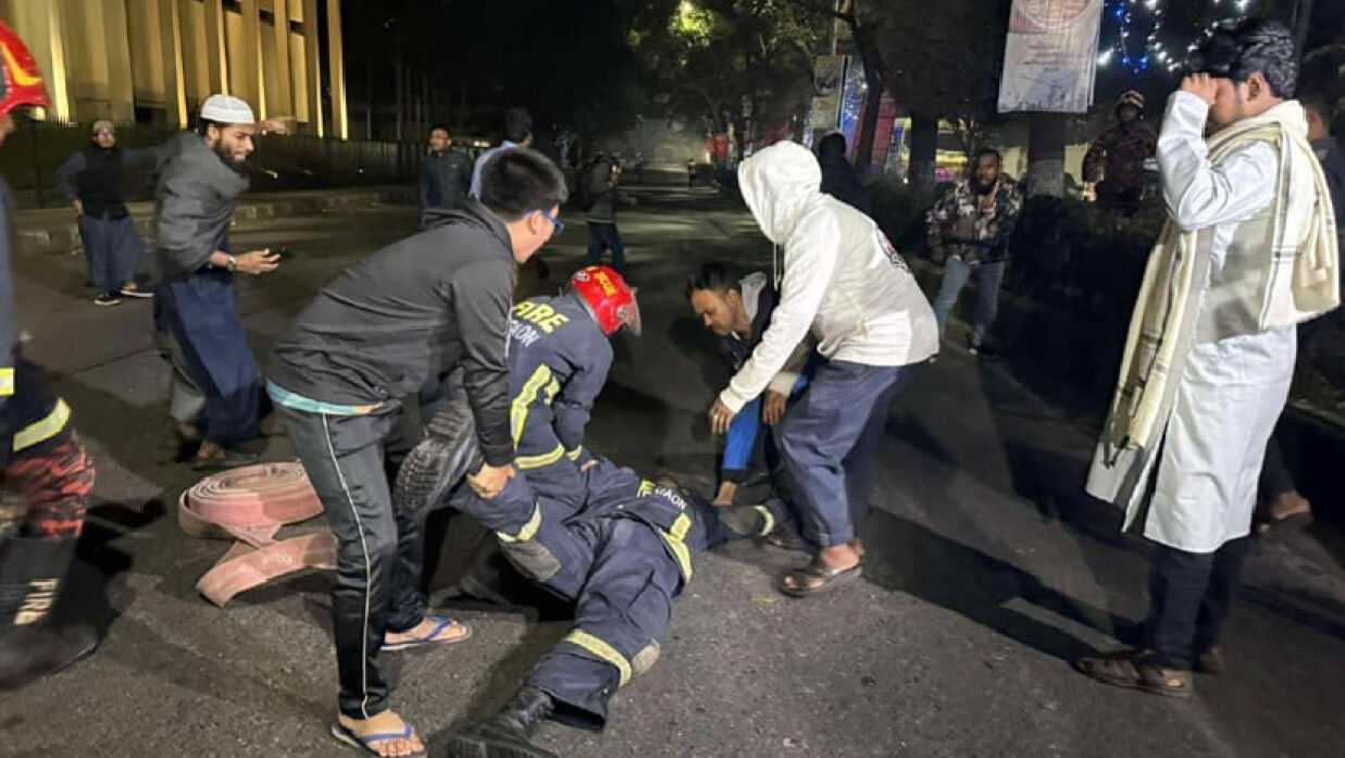 সচিবালয়ের সামনে ফায়ার ফাইটারকে উদ্ধারের মুহূর্ত