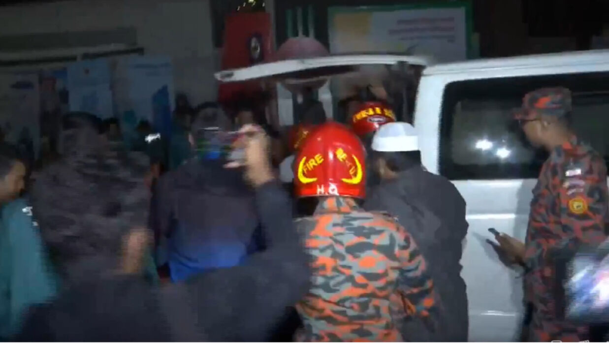 আহত ফায়ার ফাইটারকে