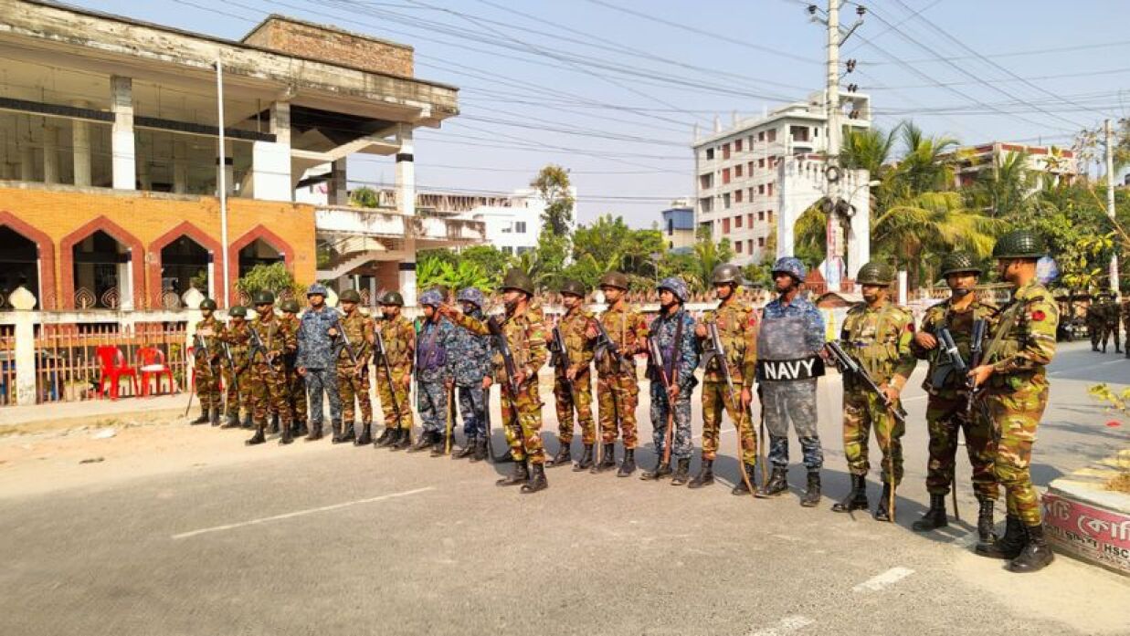 সতর্ক অবস্থানে যৌথ বাহিনী  