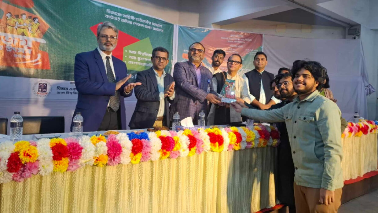 পুরস্কার নিচ্ছেন বিতার্কিকরা