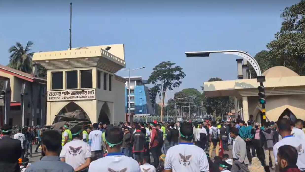 পুনর্বহাল চান চাকরিচ্যুত সেনা সদস্যরা, জাহাঙ্গীর গেটে অবস্থান 