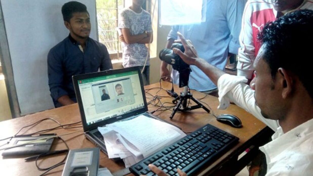 ভোটার তালিকা হালনাগাদের ছবি তোলার সময়