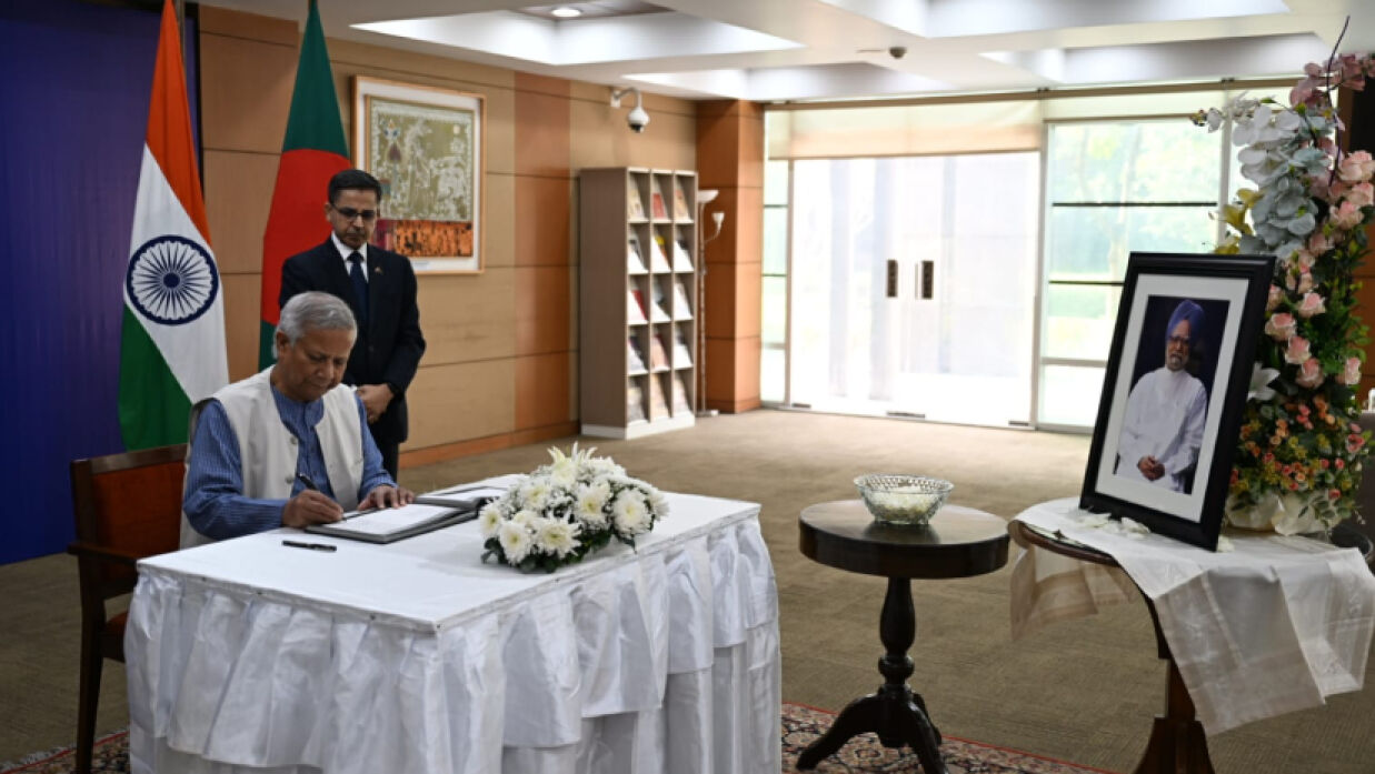 ড. মুহাম্মদ ইউনূস ভারতীয় হাইকমিশনের শোক বইয়ে স্বাক্ষর করেন