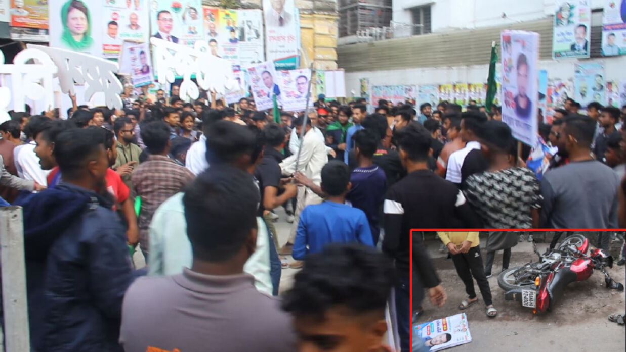 প্রতিষ্ঠাবার্ষিকীর র্যালিতে অংশ নিয়ে ছাত্রদলের মারামারি। বুধবার দুপুরে জেলা বিএনপির কার্যালয়ের সামনে