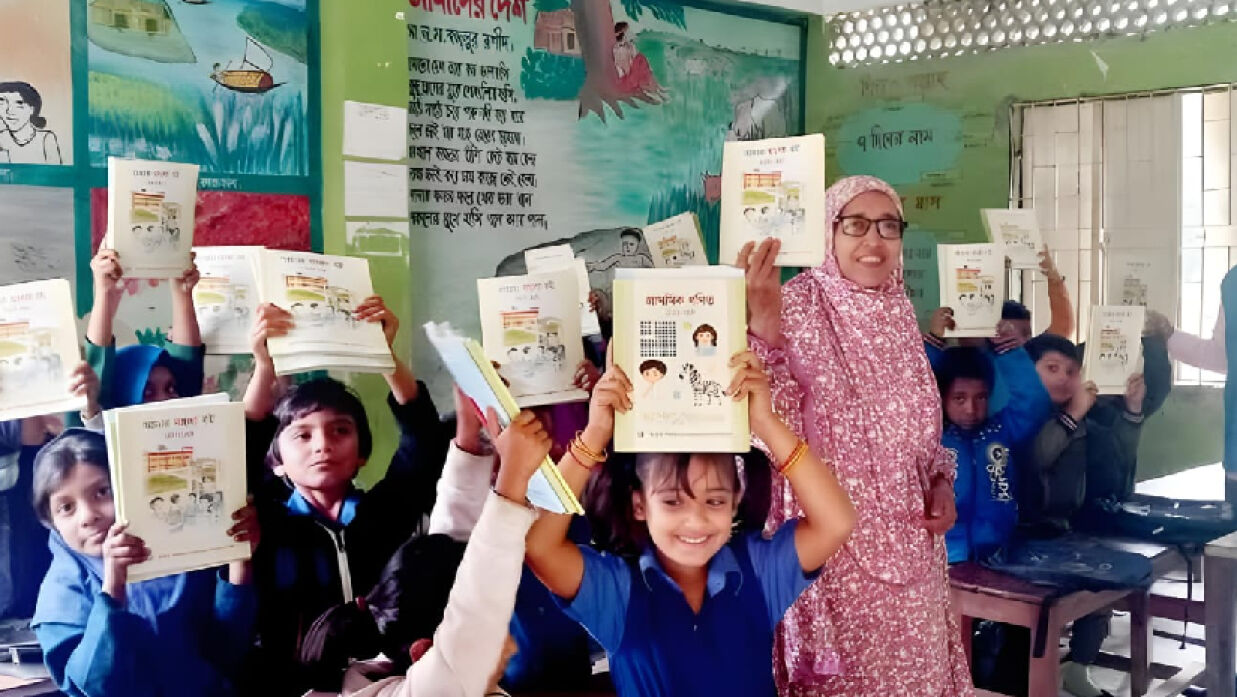 বই পেয়ে খুশি শিক্ষার্থীদের একাংশ
