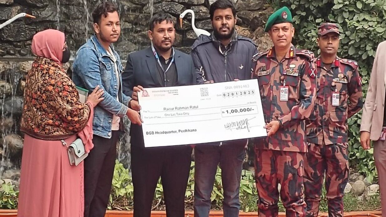 আন্দোলনে আহত রাইসুর রহমান রাতুলকে ১ লাখ টাকা অনুদান দিয়েছে বিজিবি