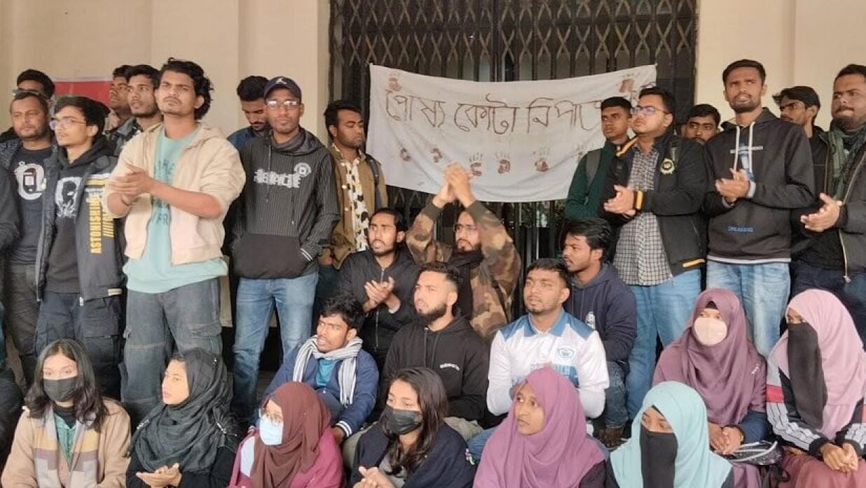 রাবি প্রশাসনিক ভবনে তালা দিয়েছেন শিক্ষার্থীরা