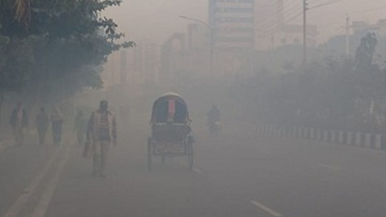 ঘন কুয়াশার চাদরে ঢেকে গেছে রাজধানী