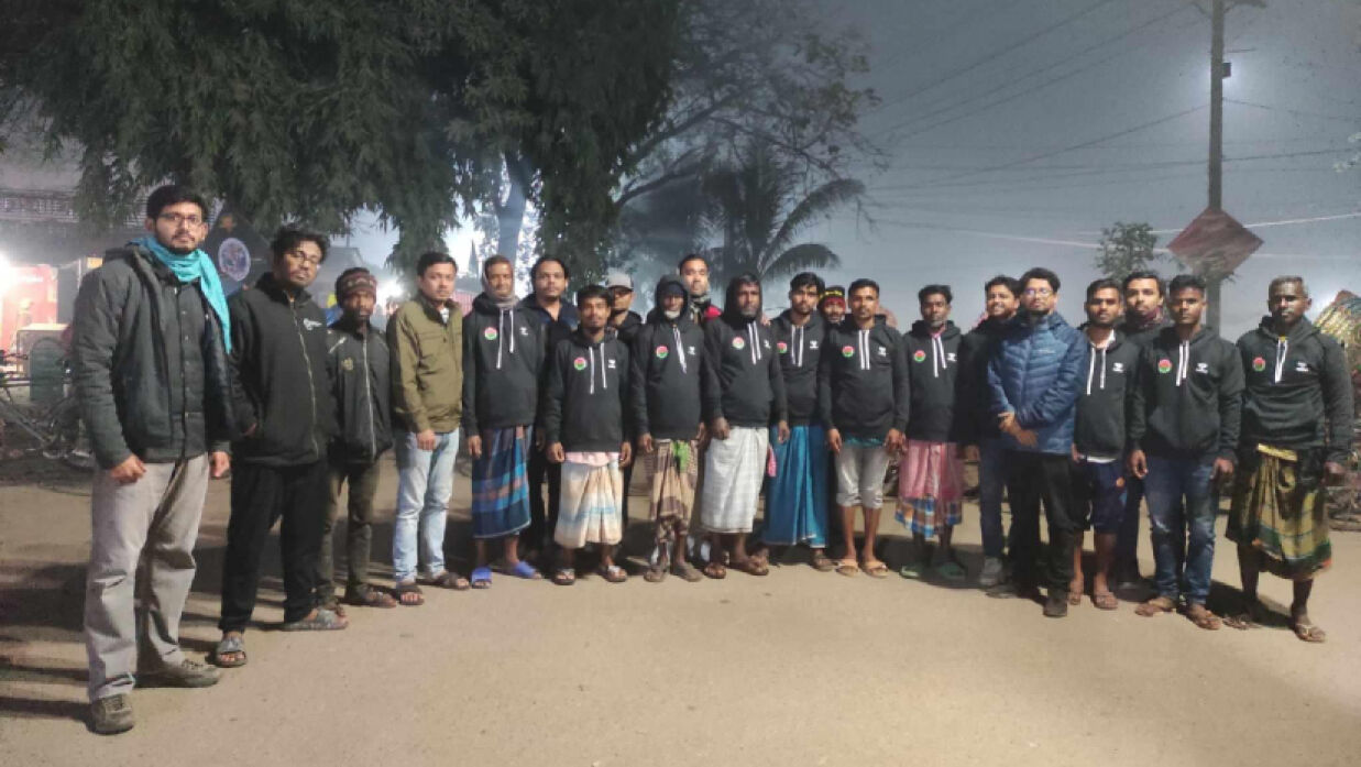 রিকশাচালক ও হোটেল কর্মচারীদের মাঝে শীতবস্ত্র বিতরণ করেছে জাবি শাখা ছাত্রদল